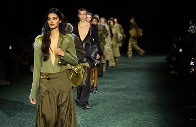 "Vũ trụ" thời trang thanh lịch của Burberry trong từng thiết kế BST Thu Đông 2024