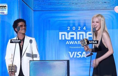 Khoảnh khắc ăn mừng gây sốt của Rosé và Bruno Mars