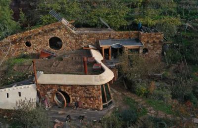 Khám phá Lifehaus - Ngôi nhà Hobbit “tự cung tự cấp” ấn tượng, toạ lạc tại Lebanon