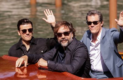 Vẻ lịch lãm của các quý ông trên thảm đỏ Liên hoan phim Venice 2021