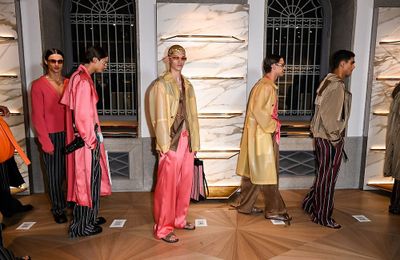 Versace Xuân Hè Nam 2023: nét tương phản dệt nên vũ trụ Donatella Versace