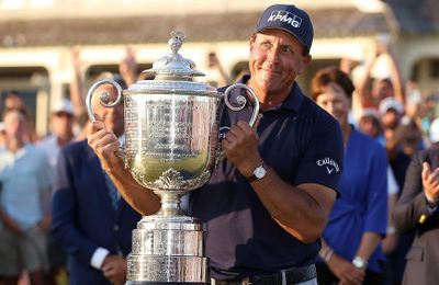 Phil Mickelson trở thành golfer lớn tuổi nhất vô địch giải major