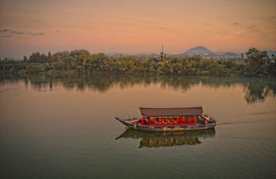 Ngắm sông Hương trên du thuyền của Azerai La Residence Huế