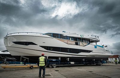 Chiếc Sunseeker 90 Ocean đầu tiên đã bước vào giai đoạn hoàn thiện