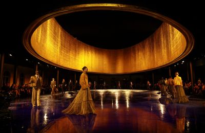 BST Saint Laurent Xuân Hè 2025: Quyền năng của “power dressing”