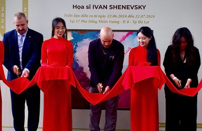 Triển lãm "Chống Phân Mảnh" của họa sĩ Ivan Shenevsky khai mạc thành công rực rỡ