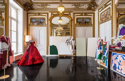 Luồng gió khác biệt của Valentino Des Ateliers khi thời trang song hành cùng hội họa