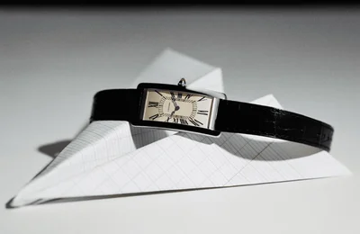Cartier Tank Cintrée platinum - chiếc đồng hồ hiện đại pha nét quyến rũ cổ điển
