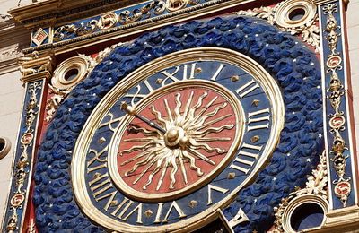 Tuyệt tác sử thi The Gros Horloge & những họa tiết ngụ ngôn tráng lệ