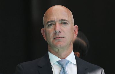 Tỷ phú giàu nhất hành tinh Jeff Bezos vung tay tậu siêu du thuyền