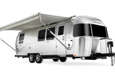 Airstream và Pottery Barn ra mắt ‘căn hộ di động’ đậm chất biển khơi