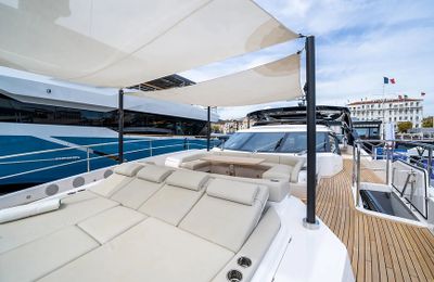 Khám phá nội thất thời thượng bên trong Sunseeker 100 Yacht