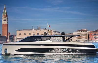 Wally hé lộ “tân binh” wallywhy100 tại thành phố kênh đào cổ kính Venice