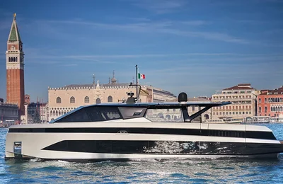 Wally hé lộ “tân binh” wallywhy100 tại thành phố kênh đào cổ kính Venice