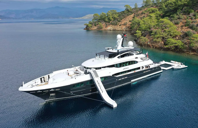 Những hình ảnh đầu tiên của Heesen Atina sau khi được tu sửa tại FDC Yachts