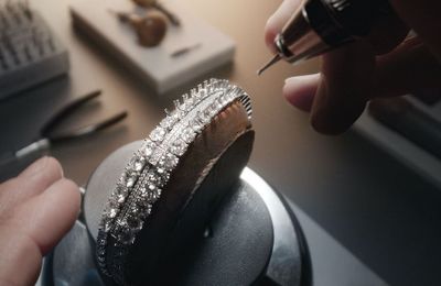 1.000 viên kim cương đính trên bộ máy cơ khí nhỏ nhất thế giới