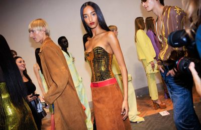 BST Versace Xuân Hè 2025: Tuyên ngôn của tự do & sự sáng tạo không giới hạn