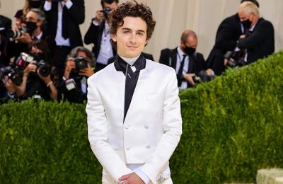 4 dấu cộng tạo nên dấu ấn phong cách của “hoàng tử thảm đỏ” Timothée Chalamet