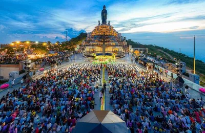 Núi Bà Đen hút hàng vạn du khách đến vui chơi và tham dự dâng đăng mừng Quốc khánh