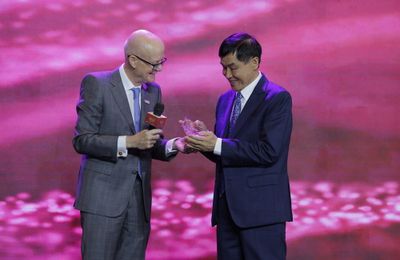 Ông Johnathan Hạnh Nguyễn nhận Giải thưởng Cống hiến trong lĩnh vực thương mại hàng không tại Diễn đàn hàng không uy tín thế giới Trinity 2024