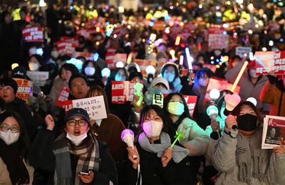 K-pop biến biểu tình ở Hàn Quốc thành đại nhạc hội