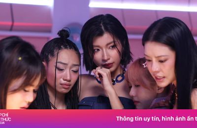 Các chị đẹp bị 'nhấn chìm'