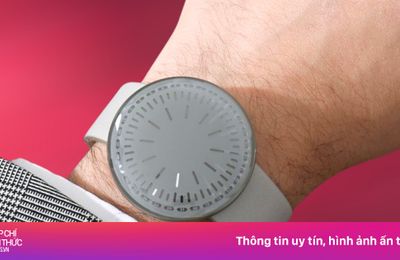 Xem giờ trên đồng hồ 'viên sỏi' gần 1.000 USD