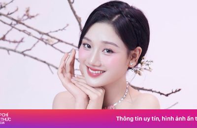 Hai cô gái lùi lại phía sau Hoa hậu Kiều Duy