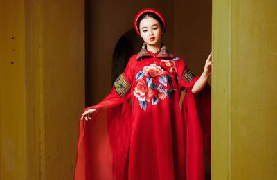 Vũ Việt Hà tôn vinh thổ cẩm Mông đen Sa Pa trên áo dài
