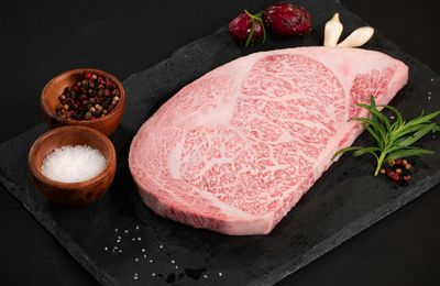 Bò Wagyu A5 Dát Vàng – Khám phá miếng bò “đắt nhất thế giới”