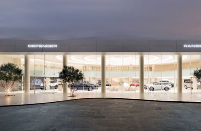 JLR Việt Nam thực hiện hoá chiến lược "Modern Luxury" tại Hà Nội: Ra mắt trung tâm trưng bày theo tiêu chuẩn mới cao nhất