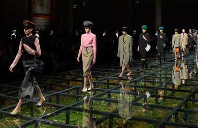 BST Prada thu-đông 2024 : Cuộc trò chuyện lãng mạn với lịch sử