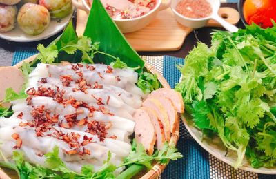 Khách Tây khen ngợi hương vị của một món bình dân bán đầy vỉa hè Việt Nam, nhận xét: "Ngon bổ rẻ"