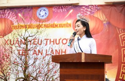 Á hậu Hoàng Nhung trao tặng 31 phần học bổng và 10 phần quà cho trẻ em mồ cô, gia đình có hoàn cảnh khó khăn