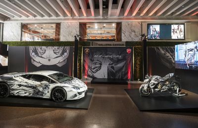 Sở hữu cặp đôi Ducati Streetfighter V4 Lamborghini - Huracan EVO chưa đủ, đại gia còn phải thuê hoạ sĩ nổi tiếng vẽ tranh lên!