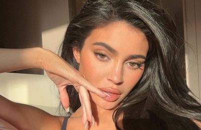 Học hỏi phong cách thời trang của Kylie Jenner để nâng cấp tủ đồ ngay nào!