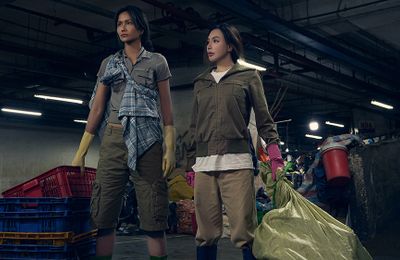 Hồ Quỳnh Hương và H'Hen Niê lam lũ, làm khuân vác ở chợ cá