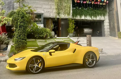 Siêu xe Ferrari 296 GTB rao bán 23 tỷ đỗ cổng nhà Cường Đô la