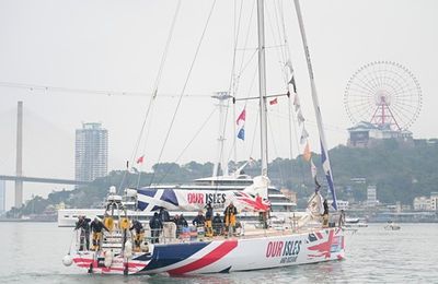 Mãn nhãn cảnh đoàn đua thuyền buồm Clipper Race diễu hành quanh vịnh Hạ Long