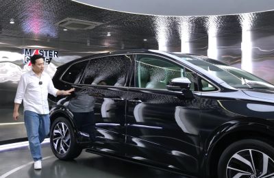 Ngắm chiếc ôtô mới tậu của Trấn Thành