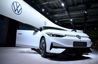 Tầm giá 2 tỷ đồng, lựa chọn SUV 7 cỡ lớn nào cho gia đình tại Việt Nam? Volkswagen như Trấn Thành?