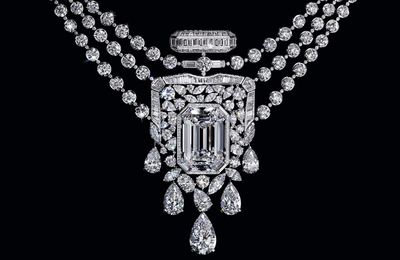 Chanel biến chai nước hoa huyền thoại thành vòng cổ kim cương