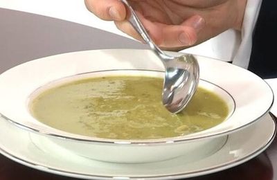 Cách ăn súp lịch sự khi dự tiệc