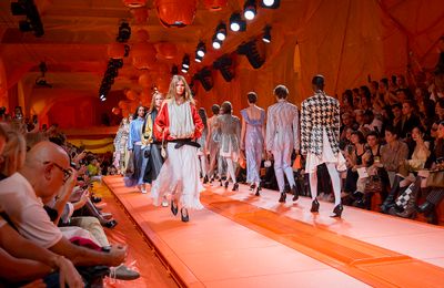 Louis Vuitton SS24 RTW: Chuyến đi quyến rũ trên đại lộ Champs-Elysées