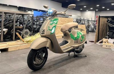 Vespa 946 Dragon đầu tiên về Việt Nam "hét giá" ngang Mercedes-Benz GLC