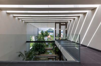 Nhà phố xanh mướt độc đáo với hình dáng du thuyền tại Nha Trang