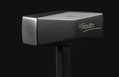 Tesla ra mắt... búa tạ CyberHammer: Thiết kế cực chất lấy cảm hứng từ Cybertruck, giới hạn chỉ có 800 chiếc