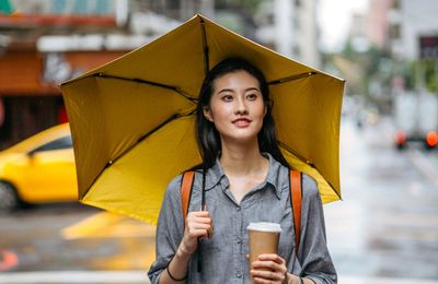 Bí quyết du lịch nhẹ nhàng: 10 thứ bạn nên mua thay vì mang theo