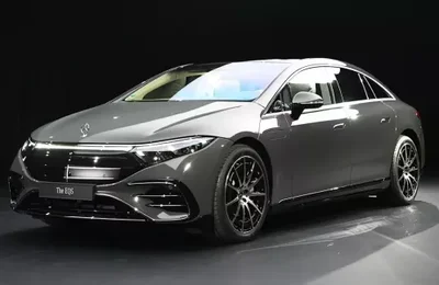 Ra mắt Mercedes-Benz EQS 2025 với thiết kế giống xe xăng hơn, phạm vi di chuyển tăng 82 km