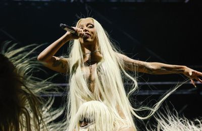 Doja Cat đốt cháy Coachella với những bộ cánh kỳ dị